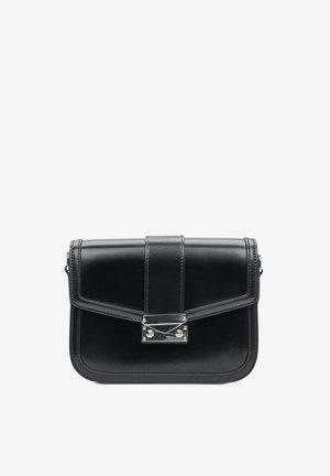 Czarna skórzana torba na ramię o prostokątnym kształcie, z górnym klapem, srebrnymi akcentami i kontrastującymi detalami w szwie.