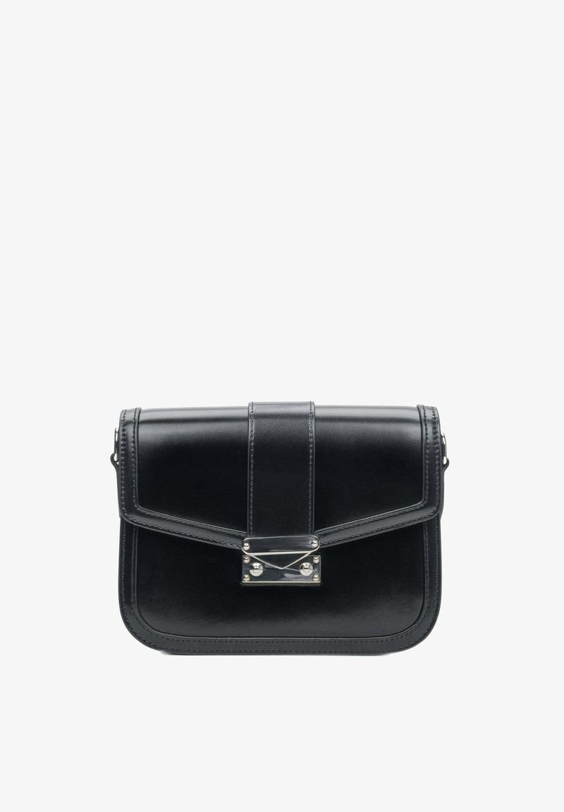 Czarna skórzana torba na ramię o prostokątnym kształcie, z górnym klapem, srebrnymi akcentami i kontrastującymi detalami w szwie.
