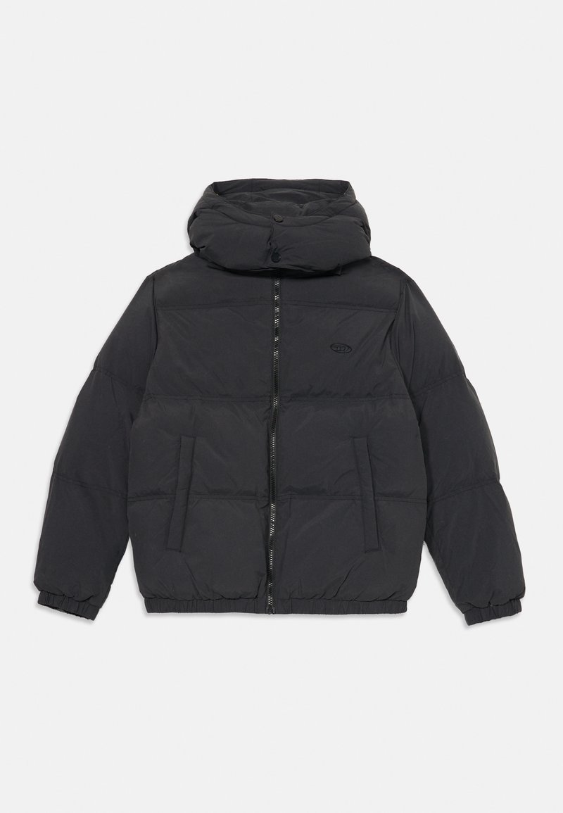 Juodas pūkinis džemperis su užtrauktuku priekyje, aukštu apykakle ir elastingais rankogaliais. Yra dvi priekinės kišenės ir glotni, blizgi išorė.