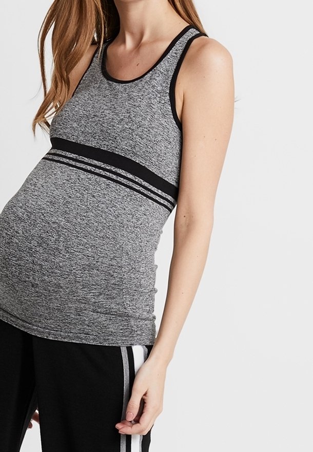 Grå idrottstopp med en åtsittande design, svarta ränder över midjan och rundad halsringning. Slätt, stretchigt tyg.