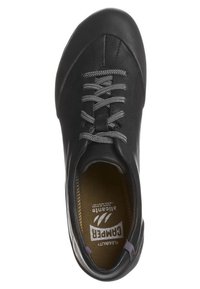 Baskets en cuir noir avec lacets gris, vue de dessus, semelle intérieure marron marquée Camper, conçue pour la flexibilité et le confort.