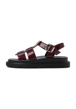 Bordeaux patent leren sandalen met drie brede banden, verstelbare gesp en een zwarte rubberen zool met een gestructureerd gripontwerp.