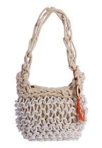 Bolso de cuerda de punto en tonos beige, con un diseño de rejilla texturizado, asa trenzada y detalle de borlas en naranja. Cierre de cremallera en la parte superior.