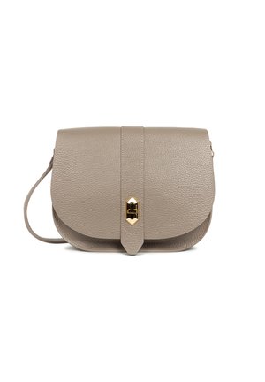 Borsa in pelle grigia con texture, chiusura a patta e dettagli in oro. Presenta una lunga tracolla regolabile e un design a fondo arrotondato.