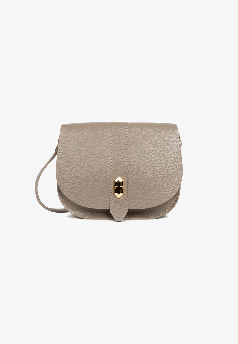 Borsa in pelle grigia con texture, chiusura a patta e dettagli in oro. Presenta una lunga tracolla regolabile e un design a fondo arrotondato.