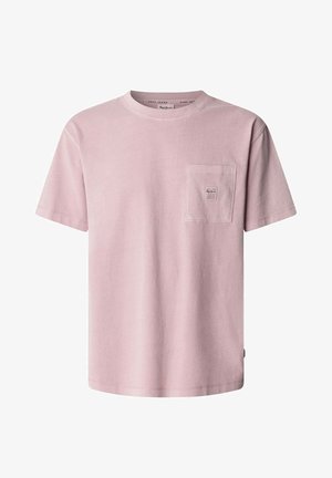 Svetlo roza bombažna majica s kratkimi rokavi in krožnim izrezom, z žepom na prsih, ki ima označbo. Mehka tekstura, sproščen kroj.