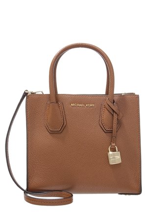 Bruine, gestructureerde leren Michael Kors-handtas met dubbele handvatten, afneembare schouderriem en een kleine gouden hangslotbedel.