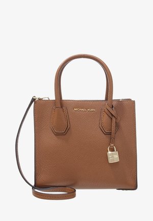 Brązowa torebka Michael Kors z teksturowanej skóry, wyposażona w podwójne uchwyty, odpinany pasek na ramię oraz małą złotą zawieszkę w kształcie kłódki.