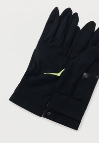 Ζευγάρι  μαύρα μονωμένα γάντια με κίτρινο λογότυπο σε ένα γάντι και μικρή λεπτομέρεια κουμπιού στην περιοχή του καρπού.