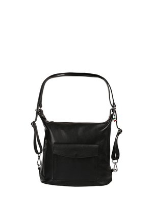 Zwarte leren schoudertas met voorklepzak, ritssluiting-detail, verstelbare riemen en klein Italiaans vlaggetje op witte achtergrond.