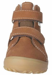 Chaussures en cuir marron avec deux brides Velcro, bout rond et surface texturée. Des coutures blanches mettent en valeur le design et une semelle en caoutchouc.