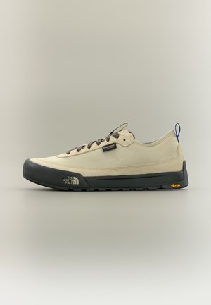 The North Face CLYFFE UNISEX - Sneakers low - desert stone/summit gold-coloured