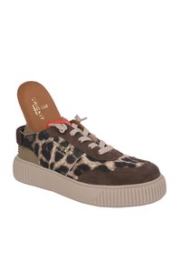Sneaker con stampa leopardata, in suede marrone con suola in gomma beige. Caratterizzata da logo dorato e design con lacci, dotata di soletta imbottita. Dettagli in rosa.
