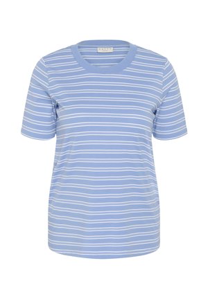 Camiseta de manga corta azul claro con estrechas rayas horizontales blancas y cuello redondo.