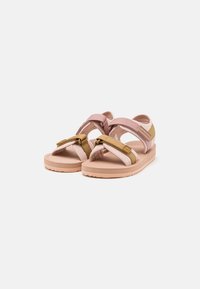 Plattform-Sandalen in Pink und Hellbraun, mit verstellbaren Riemen, gepolsterten Sohlen und einem strukturierten Fußbett für besseren Halt.