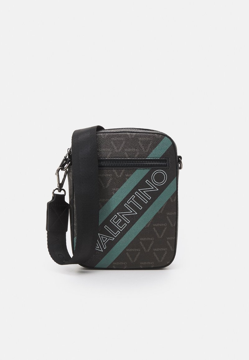 Sac bandoulière en tissu noir avec une bande diagonale teal et le logo "VALENTINO" en gras. Fermeture zippée et détail de sangle réglable.