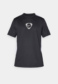 Czarna koszulka sportowa z krótkim rękawem, z białym logo Nike i białymi akcentami po bokach. Wykonana z gładkiego, lekkiego materiału.