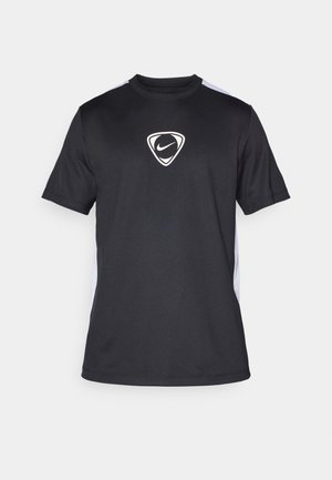 Fekete sportpóló rövid ujjakkal, fehér Nike logóval és fehér oldalsávokkal. Simább, könnyű anyagból készült.