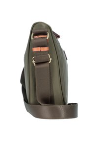 Borsa a spalla verde oliva con tessuto testurizzato, dettagli in pelle marrone, tracolla regolabile e accessori in oro. Design elegante e rettangolare.