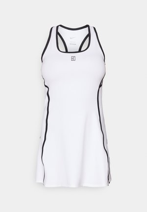 Vestito atletico bianco con accenti neri, caratterizzato da uno scollo a barca, un design a schiena scoperta e una texture liscia. Logo Nike sul petto.