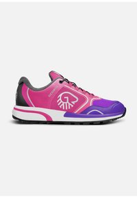 Leichtgewichtiger Sportschuh mit einem Obermaterial aus pinkem und lila Synthetik, grauen Akzenten, einer strukturierten Sohle und Logodetails an der Seite.