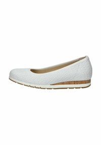 Bailarinas blancas con textura tejida, punta redondeada y tacón bajo de corcho. Cuentan con una suela de goma para agarre y durabilidad.
