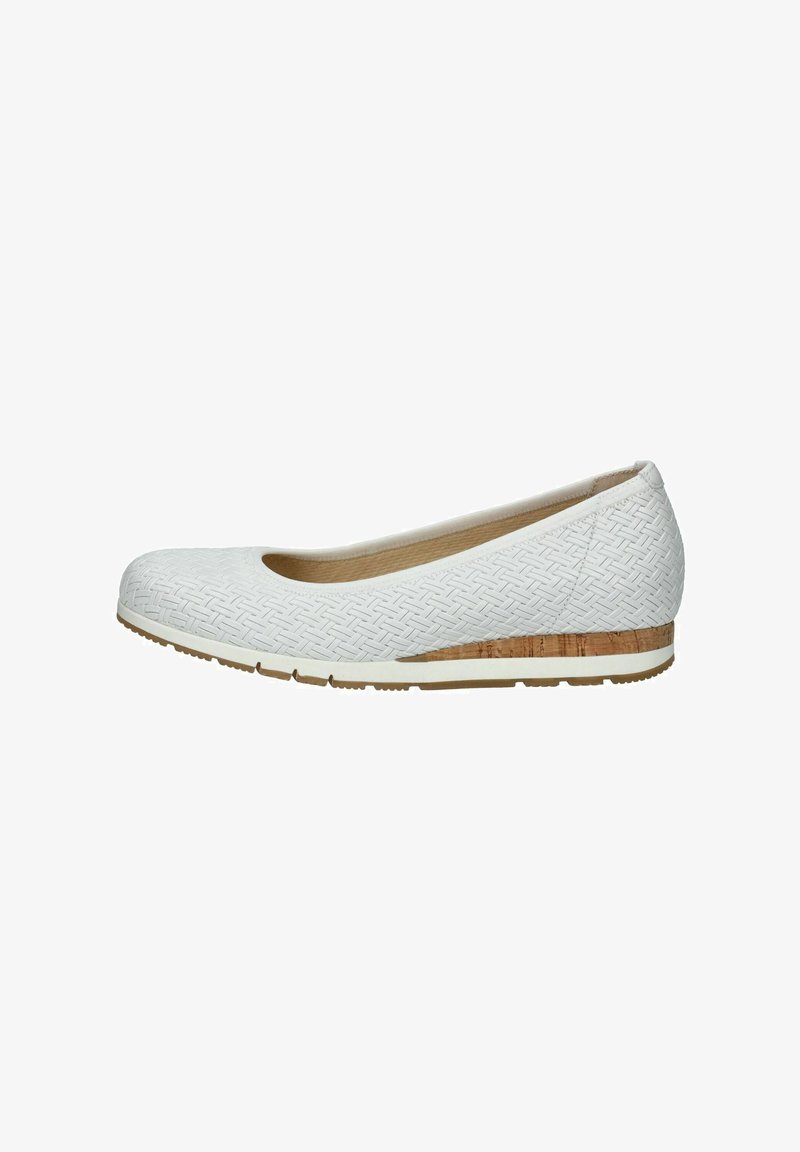 Ballerines blanches en tissu tressé, à bout rond et petit talon en liège. Présentent une semelle en caoutchouc pour une meilleure adhérence et durabilité.