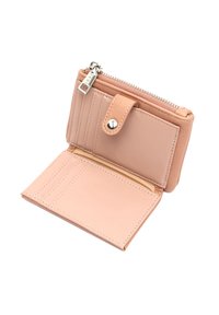 Piccolo portafoglio in pelle marrone chiaro aperto, con slot per carte, un compartimento con bottone a pressione e una tasca con zip per monete.