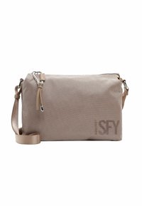 Sac bandoulière en tissu beige avec une surface textur�ée, fermeture éclair, bandoulière réglable et détail en relief du logo sur un côté.