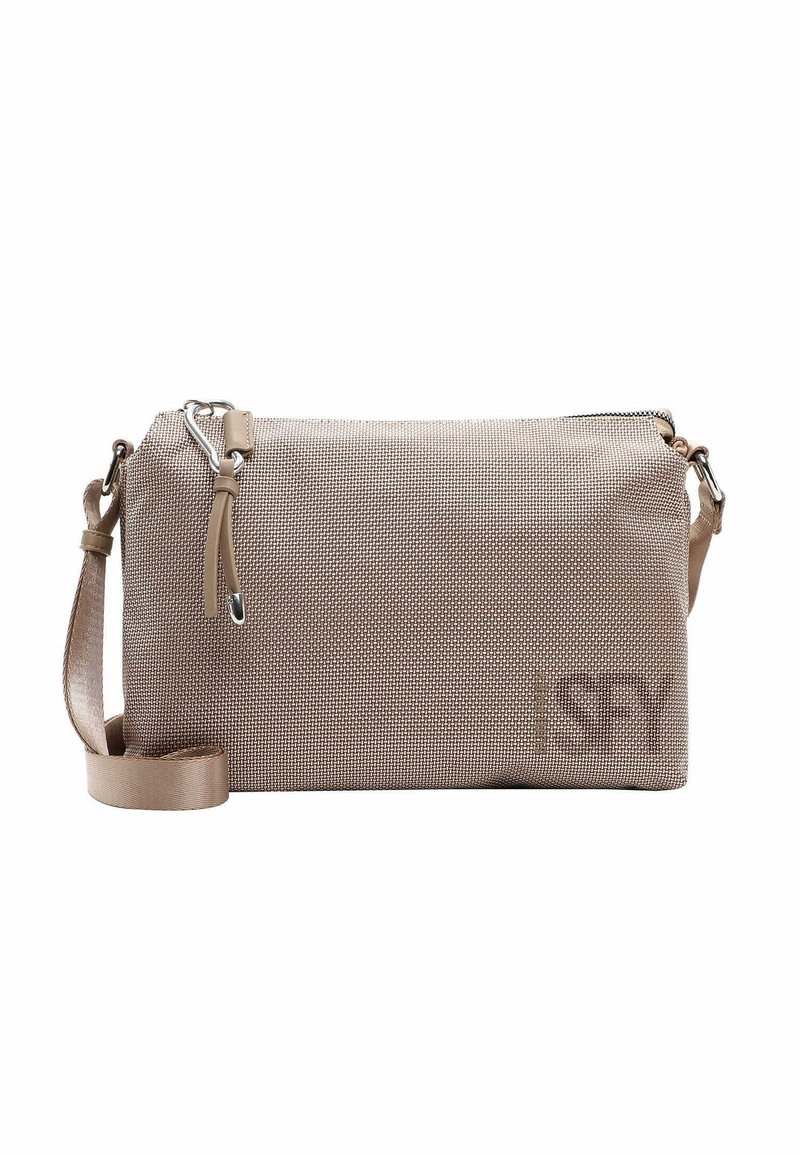 Sac bandoulière en tissu beige avec une surface texturée, fermeture éclair, bandoulière réglable et détail en relief du logo sur un côté.