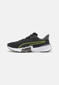 Scarpe sportive nere con una parte superiore in mesh testurizzato, dettagli in giallo neon e una suola intermedia bianca. Presentano un tallone imbottito e una suola in gomma durevole.