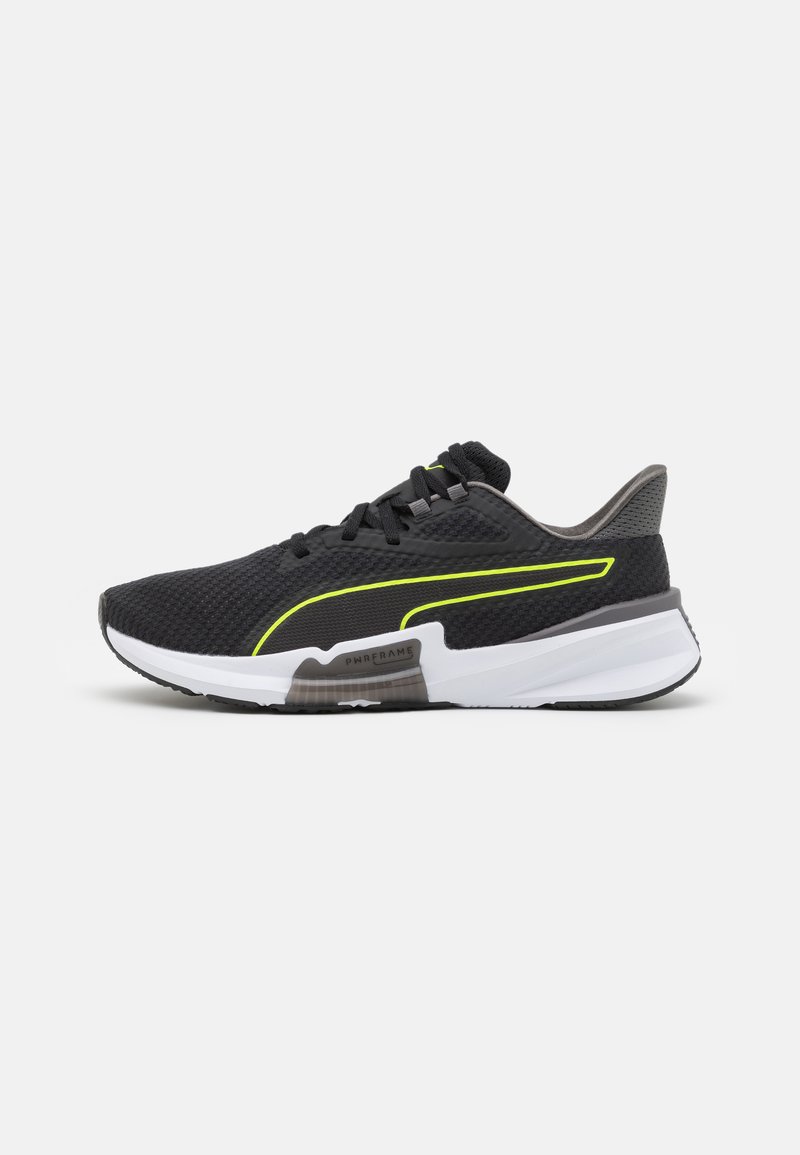 Scarpe sportive nere con una parte superiore in mesh testurizzato, dettagli in giallo neon e una suola intermedia bianca. Presentano un tallone imbottito e una suola in gomma durevole.