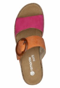 Sandali morbidi Remonte con una fascetta in pelle rosa e una fascetta arancione con una grande fibbia circolare marrone; soletta beige con leggera texture.