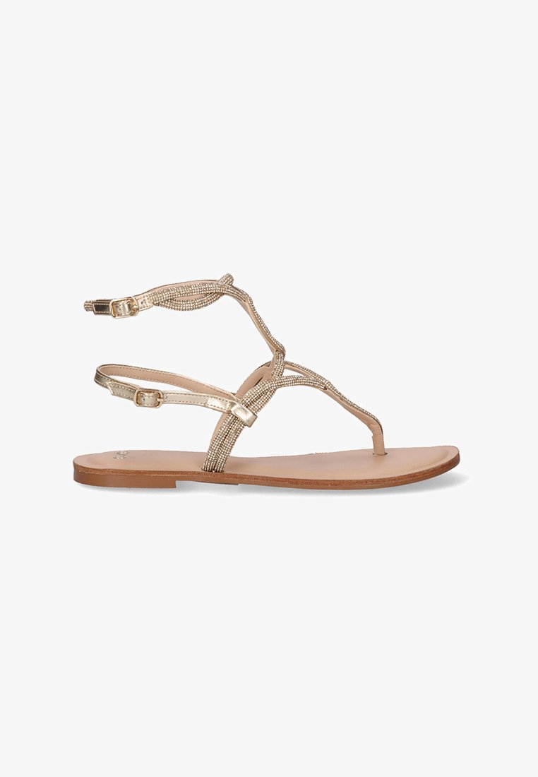 Sandalias planas doradas con tiras de cuentas y hebilla de tobillo ajustable. Plantilla suave de color marrón y suela delgada, diseñadas para un uso casual.