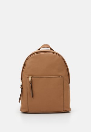 Brązowy skórzany plecak z przednią kieszenią na zamek i górnym uchwytem, na białym tle.