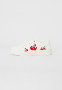 Baskets blanches avec broderie de cerises rouges, six œillets et une semelle en caoutchouc texturée. Le design présente des tiges vertes et des accents blancs.