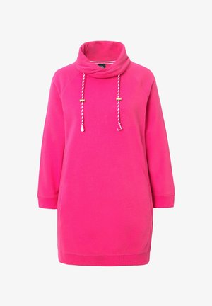 Abito felpa rosa con collo a cowl, maniche lunghe a raglan, coulisse con dettagli in metallo e vestibilità rilassata. Tessuto morbido e testurizzato.