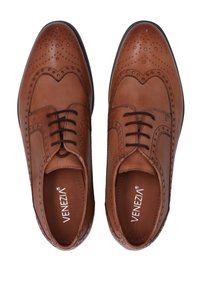 Bruine lederen schoenen met brogue-details, vetersluiting, ronde neus en contrasterende gladde en geperforeerde texturen. Merkmening zichtbaar aan de binnenkant.