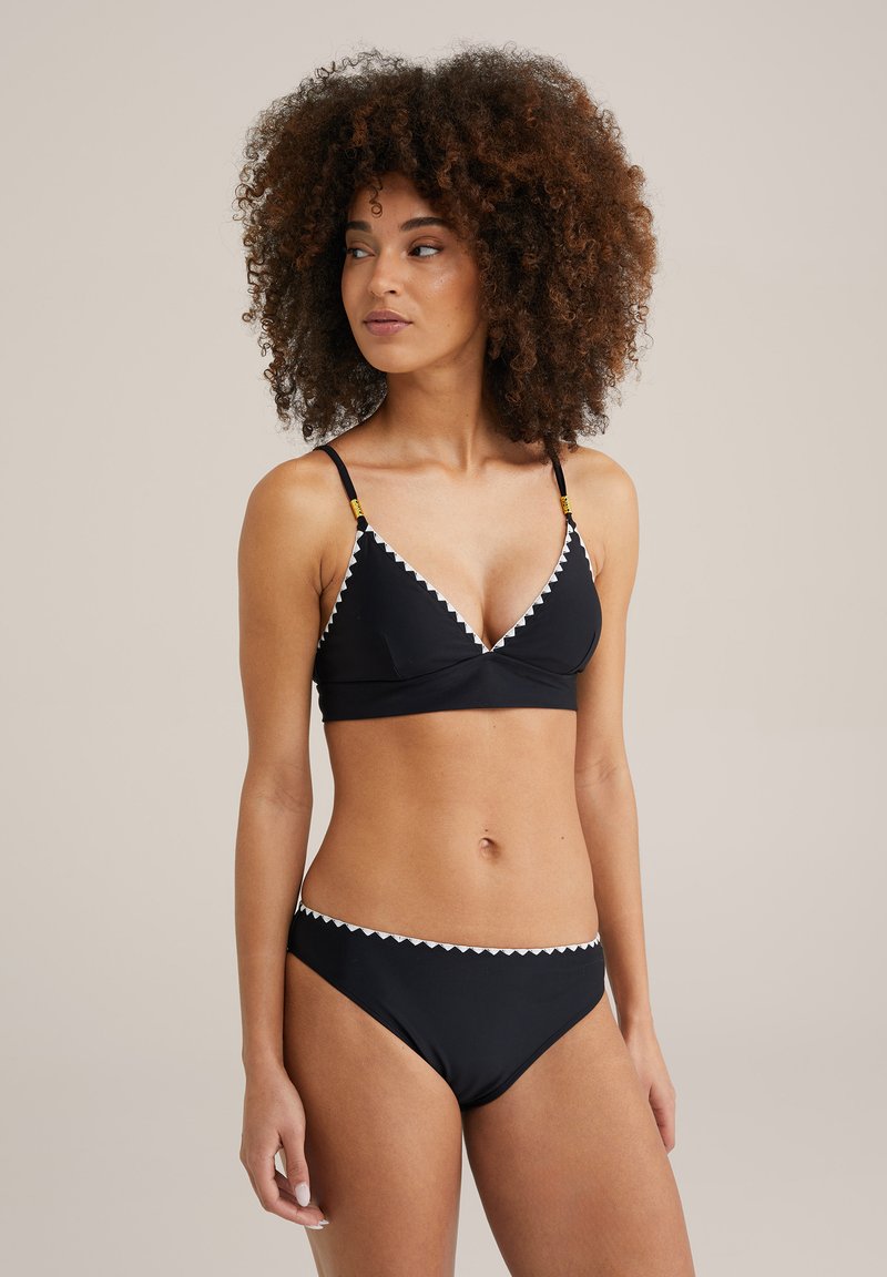 Črni bikini komplet z teksturiranim valovitimi robovi v beli barvi. Top v slogu bralette z nastavljivimi naramnicami; ujemajoče se nizko rezane hlačke. Gladek material.