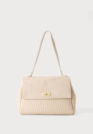 Beige håndtaske med vævet tekstur, glat klap, gyldent rektangulært spænde og enkel skulderrem mod ensfarvet baggrund.
