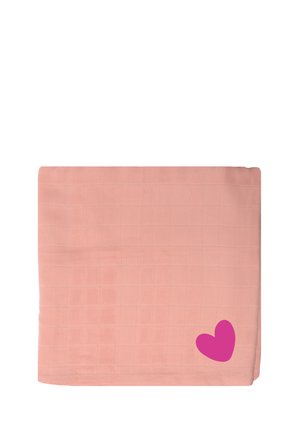 Pfirsichfarbene Decke mit einem Gittermuster, mit einem pinken Herzakzent in einer Ecke. Weicher Stoff mit glatter Oberfläche.