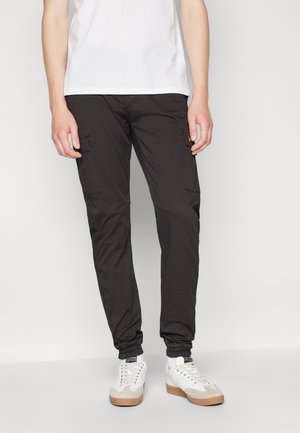 Lyle & Scott UPTON PARK TROUSERS - Cargobukser - jet black