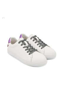 Baskets en cuir blanc avec des lacets en paillettes grises, des accents de talon violets et un design simple et arrondi. Texture lisse et style minimaliste.