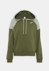 Oliwkowa bluza z kapturem, z siateczkowym wzorem na kapturze i ramionach. Posiada kieszeń z przodu, sznurek oraz małe złote logo Nike.