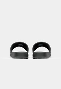 Sorte slip-on sandaler med brede, åbne stropper, en glat gummioverflade og en struktureret sål for godt greb. Minimalistisk design, ingen yderligere detaljer.