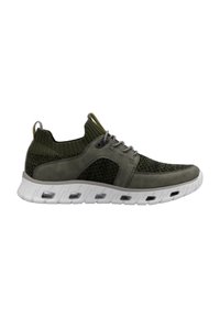 Chaussure de sport en tricot vert et en suède avec une semelle blanche rembourrée, présentant des lacets gris, un col en tricot et des aérations latérales.