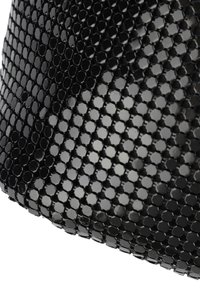 Sac à main noir avec un motif hexagonal, fabriqué en matériau brillant avec une texture lisse et un design minimaliste.