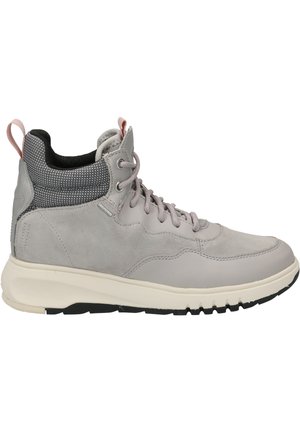 Zapatillas altas grises con un cuello de malla texturizada, material de ante, ojales reforzados y una suela en blanco y negro contrastante.