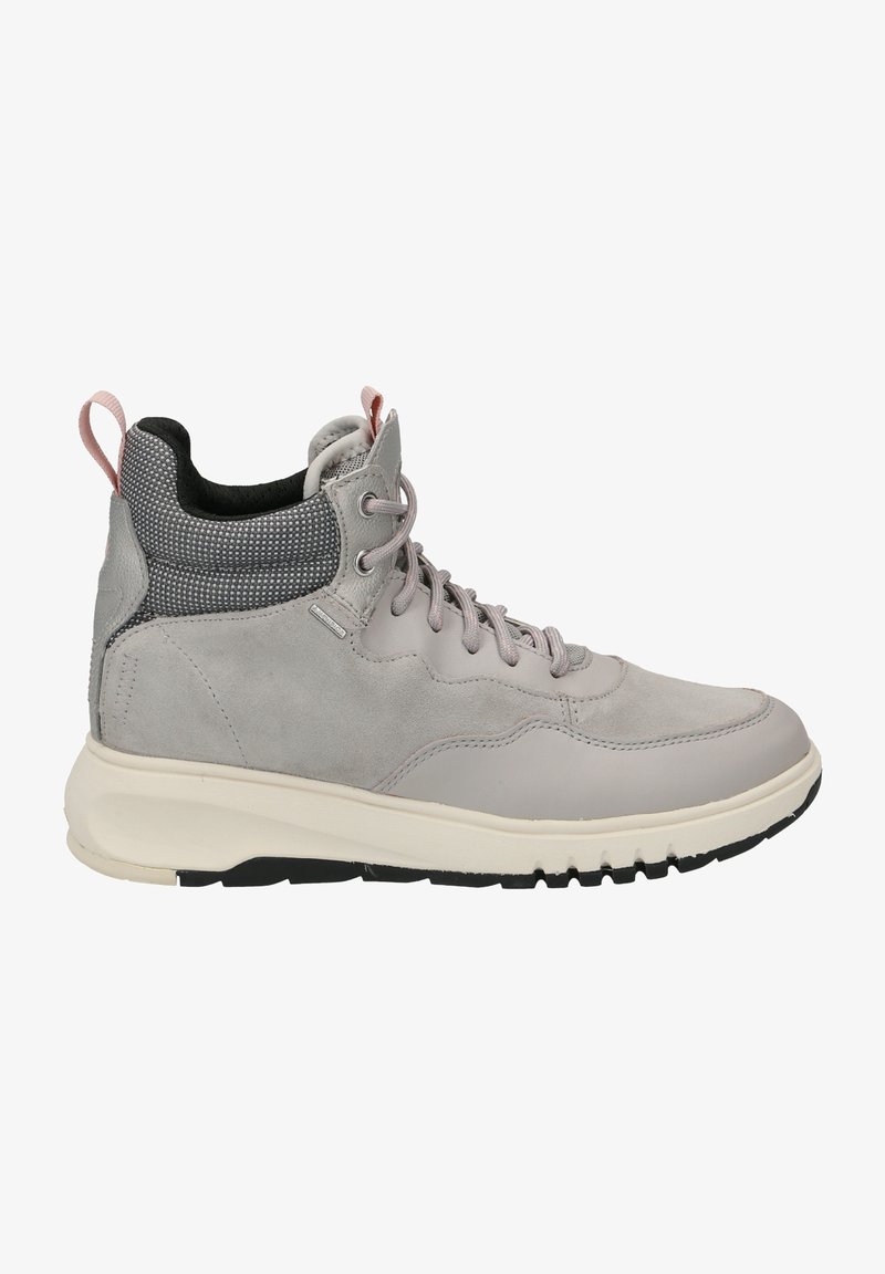 Zapatillas altas grises con un cuello de malla texturizada, material de ante, ojales reforzados y una suela en blanco y negro contrastante.