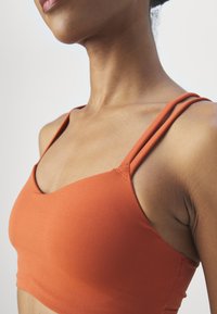Nike Performance ZENVY STRAPPY - Sports-BH-er med lett støtte - burnt sunrise/white